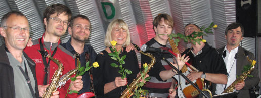 Die Band im Flugzeughangar Alkersleben